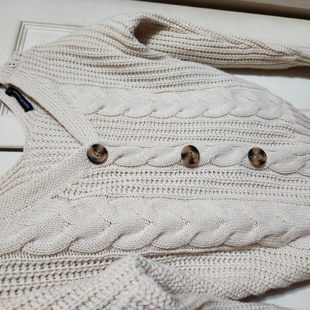 Women's Cream Cable Knit Sweater - Picture 3 of 11